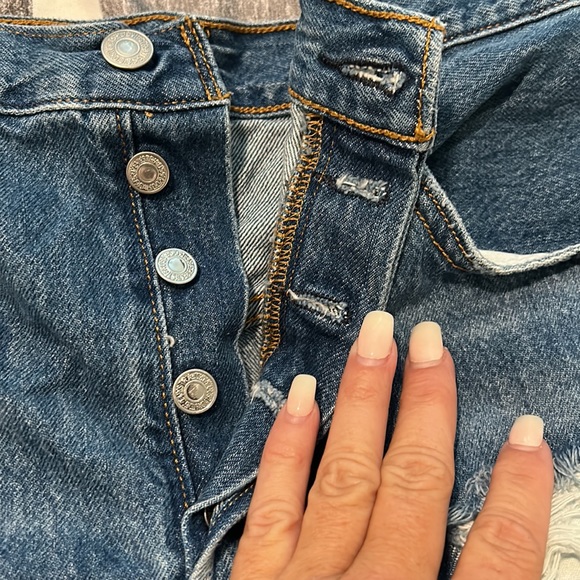 Levi brand tattered shorts - Picture 4 of 6